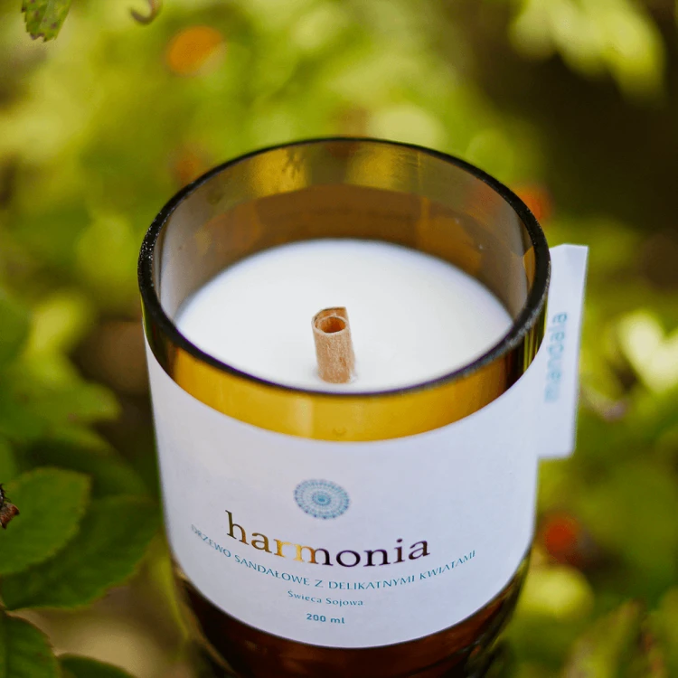 Ekologiczna świeca sojowa HARMONIA 200 ml  - Zalana w szkle z butelek, dzięki czemu butelka otrzymała drugie życie. Popieramy RECYKLING
Mandala HARMONY by Mandala Yoga
